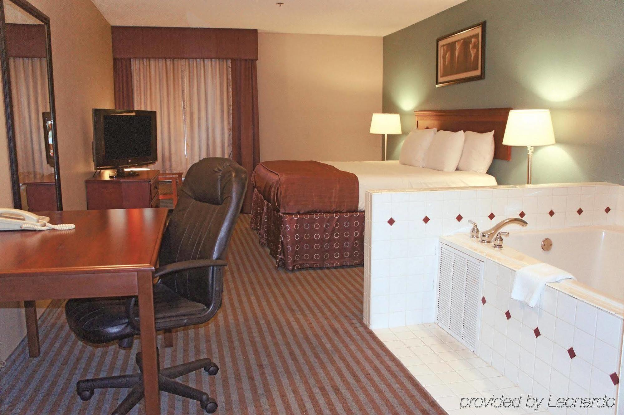 Express & By Ihg 3* Locust Grove